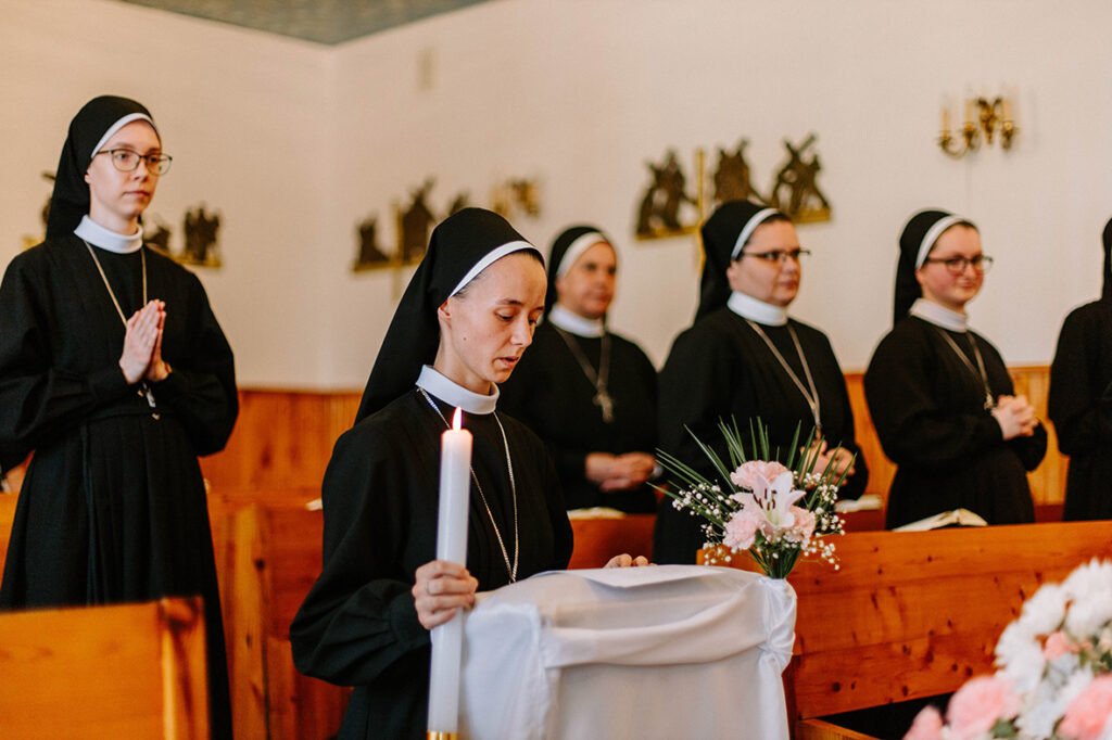 KOLEJNE SIOSTRY ODNOWIŁY SWOJE ŚLUBY Z życia Zgromadzenia KOLEJNE SIOSTRY ODNOWIŁY SWOJE ŚLUBY Z życia Zgromadzenia