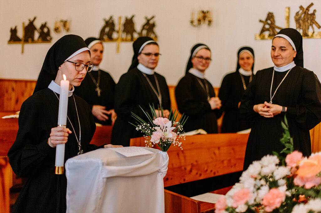 KOLEJNE SIOSTRY ODNOWIŁY SWOJE ŚLUBY Z życia Zgromadzenia KOLEJNE SIOSTRY ODNOWIŁY SWOJE ŚLUBY Z życia Zgromadzenia