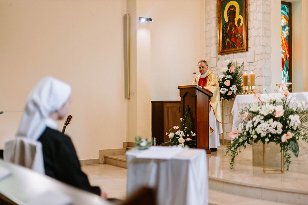 PIERWSZE ŚLUBY S. HELENY Z życia Zgromadzenia