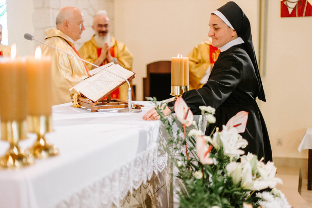 PIERWSZE ŚLUBY S. HELENY Z życia Zgromadzenia