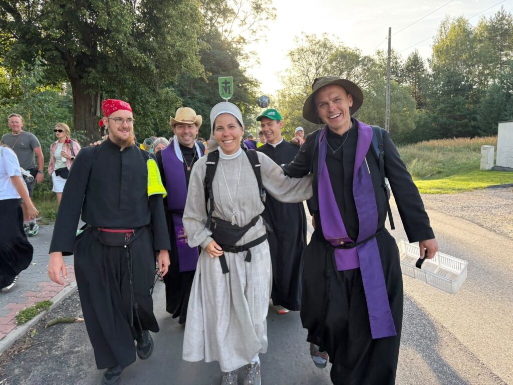 PIELGRZYMOWANIE DO MARYI Apostolstwo Sióstr