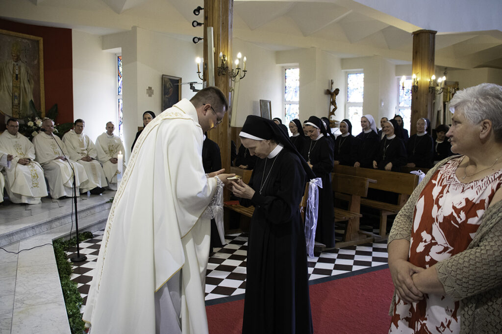 ŚLUBY WIECZYSTE SIOSTRY AGNIESZKI Z życia Zgromadzenia