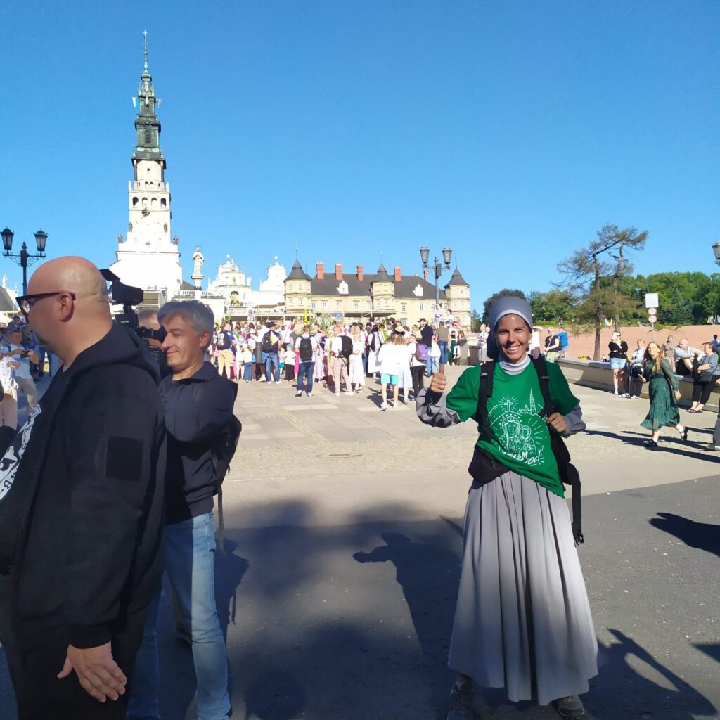 PIELGRZYMOWANIE DO MARYI Apostolstwo Sióstr